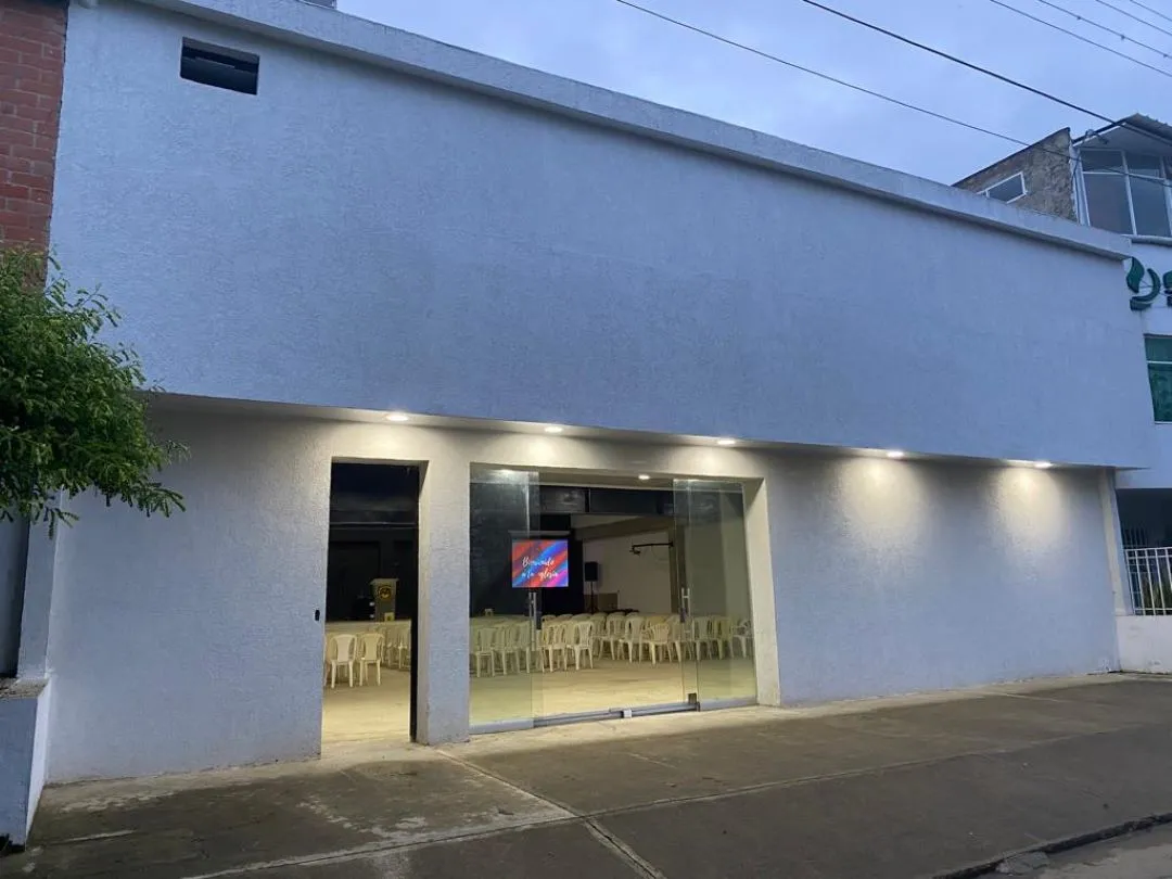 Comunidad de la Iglesia del Nazareno reunida en adoración